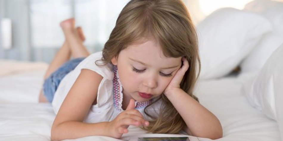 Smartphone, Tablet & Co. – wie viel Zeit dürfen Kinder mit digitalen Medien verbringen? Smartphone, Tablet & Co. – wie viel Zeit dürfen Kinder mit digitalen Medien verbringen?