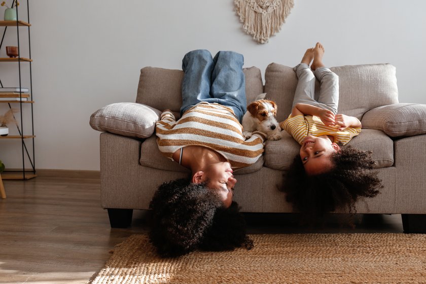 Liebesbeweise Kinder: Geschwister lachend auf dem Sofa