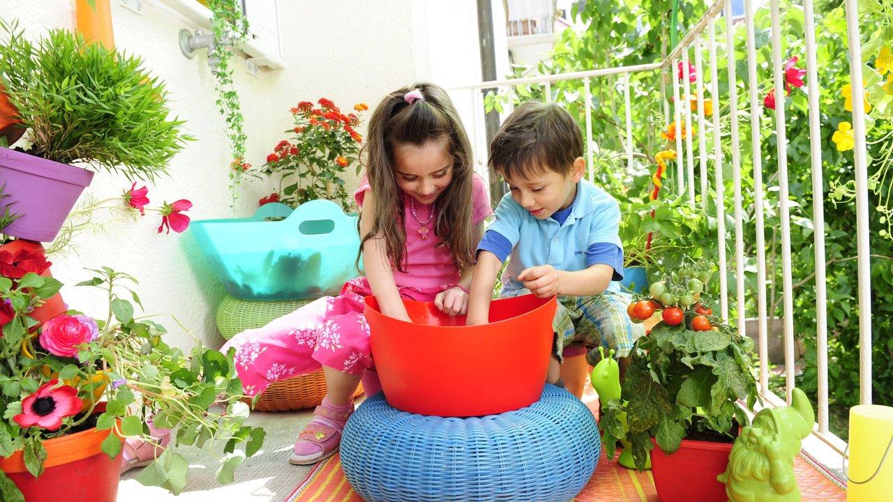 Eine satte Ernte von den eigenen Balkonpflanzen erfreut Groß und Klein.