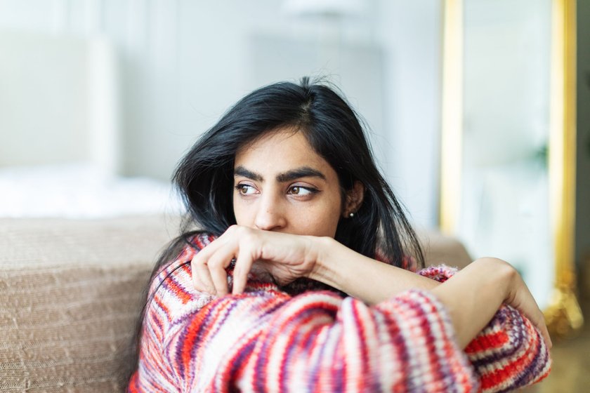 Toxische Verhaltensmuster: Nachdenkliche Frau Toxische Verhaltensmuster: Nachdenkliche Frau