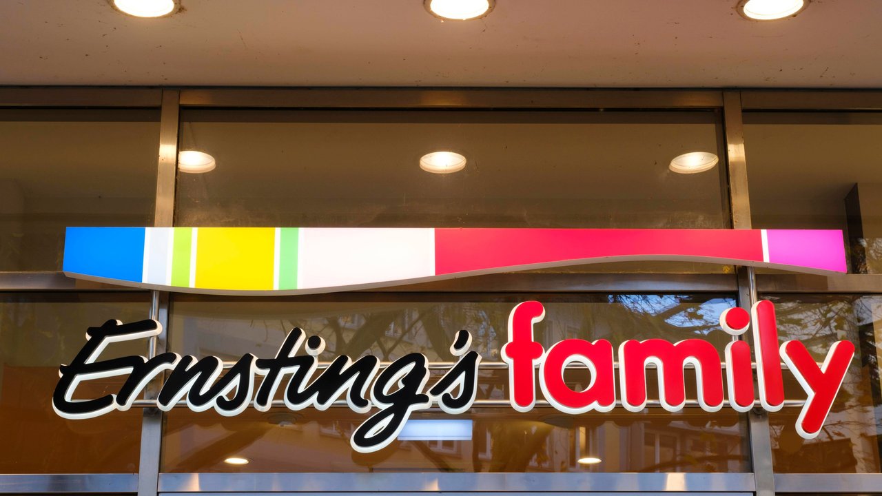 Bei Ernsting's family findest du einen tollen Strickpullover mit Weihnachtsmotiv für Kinder.