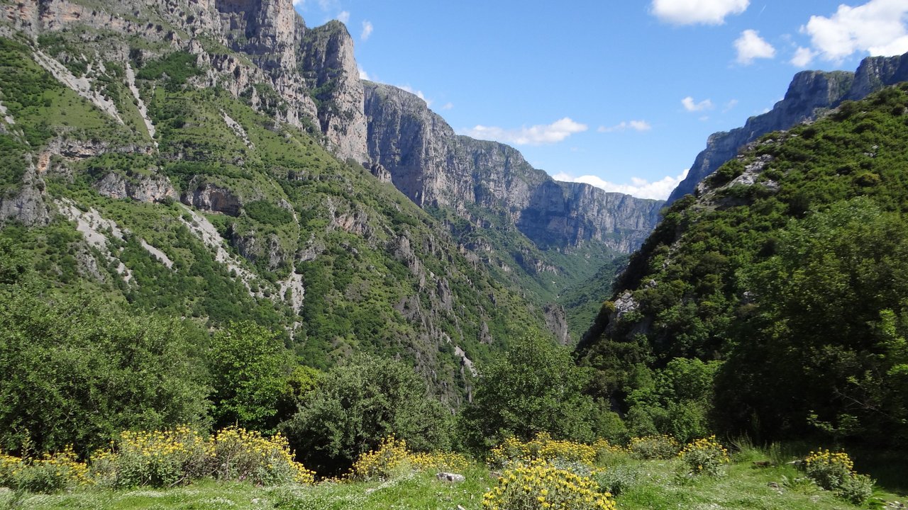 Die Vikos-Schlucht mit ihrer fast ursprünglichen Wildnis ist ein beeindruckendes Fotomotiv. Die Vikos-Schlucht mit ihrer fast ursprünglichen Wildnis ist ein beeindruckendes Fotomotiv.