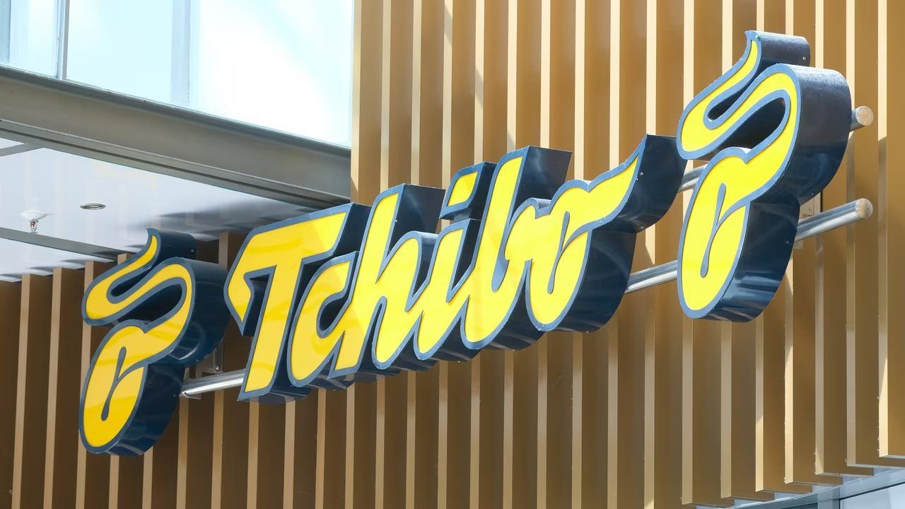 Bei Tchibo bekommst du praktische Dosen für Hundeleckerlis. 