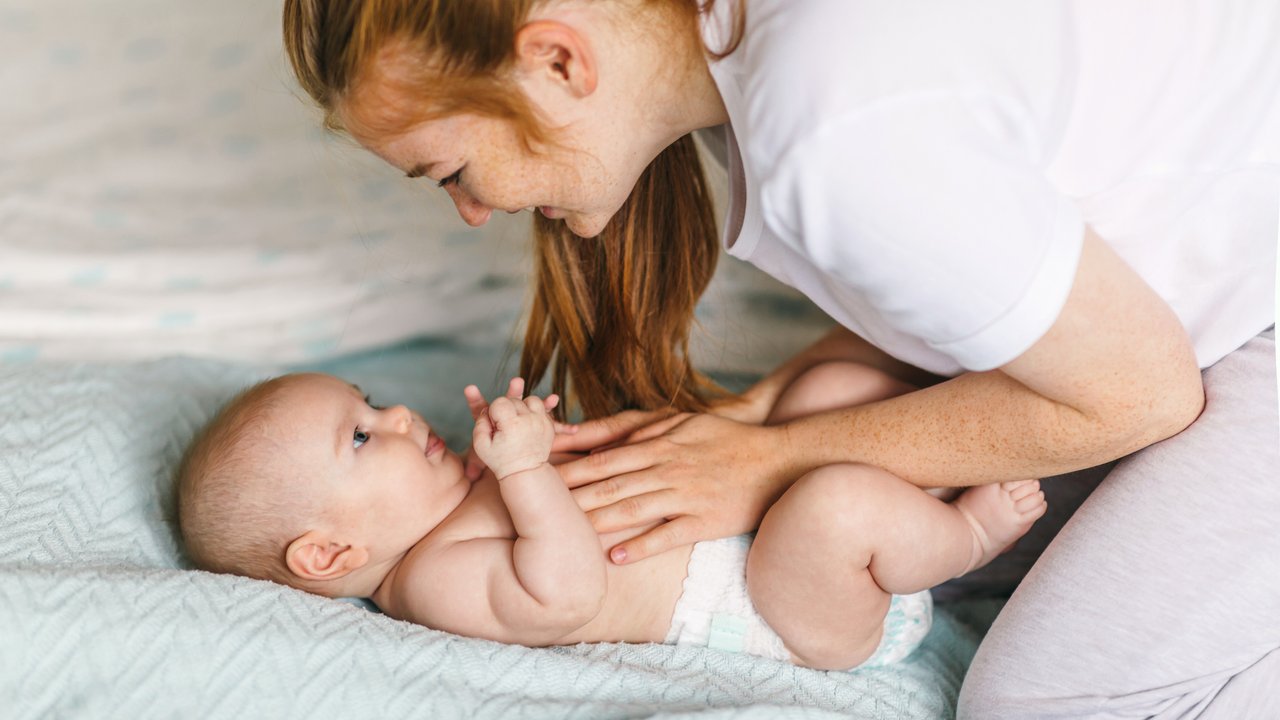 Eine Massage fördert die Bindung und hilft oftmals gehen Bauchweh beim Baby