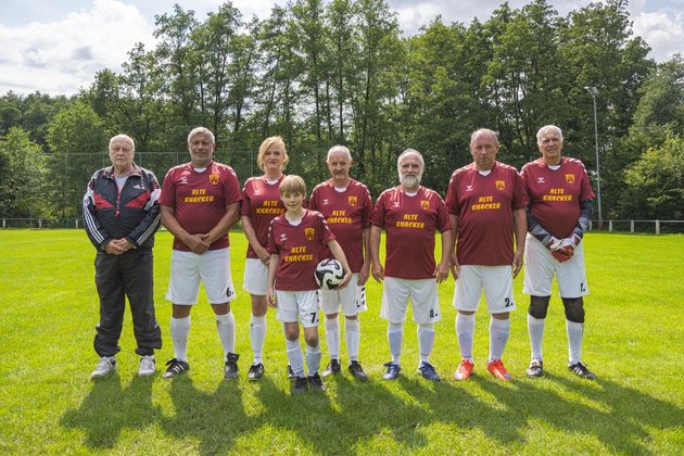 "Max und die wilde 7 - Die Geisteroma": Die alten Knacker inklusive Ex-Profi Jimmy Hartwig. "Max und die wilde 7 - Die Geisteroma": Die alten Knacker inklusive Ex-Profi Jimmy Hartwig.