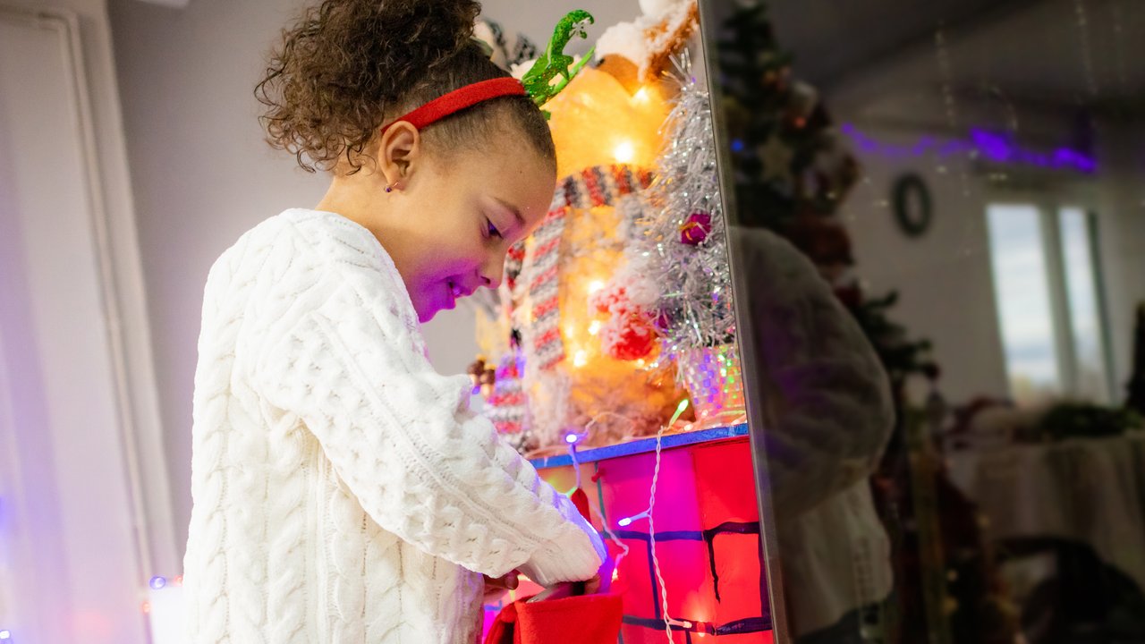 Legami Geschenk Weihnachten: Kind schaut in Nikolausstrumpf