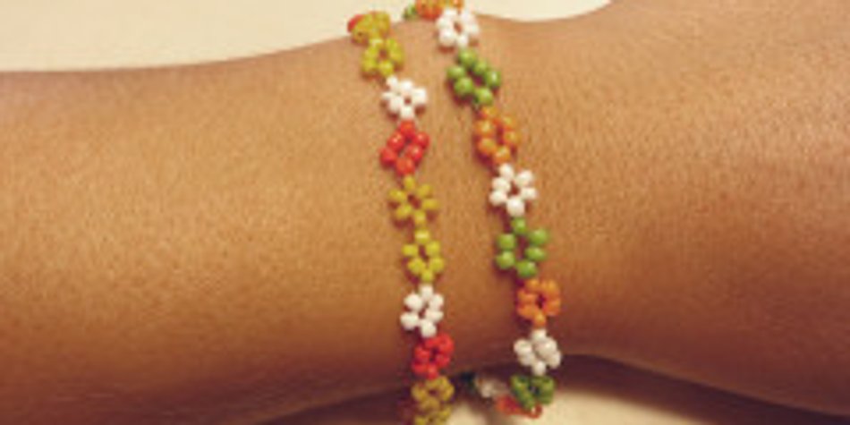 Flower-Power fürs Handgelenk: Blümchen-Armband basteln Flower-Power fürs Handgelenk: Blümchen-Armband basteln