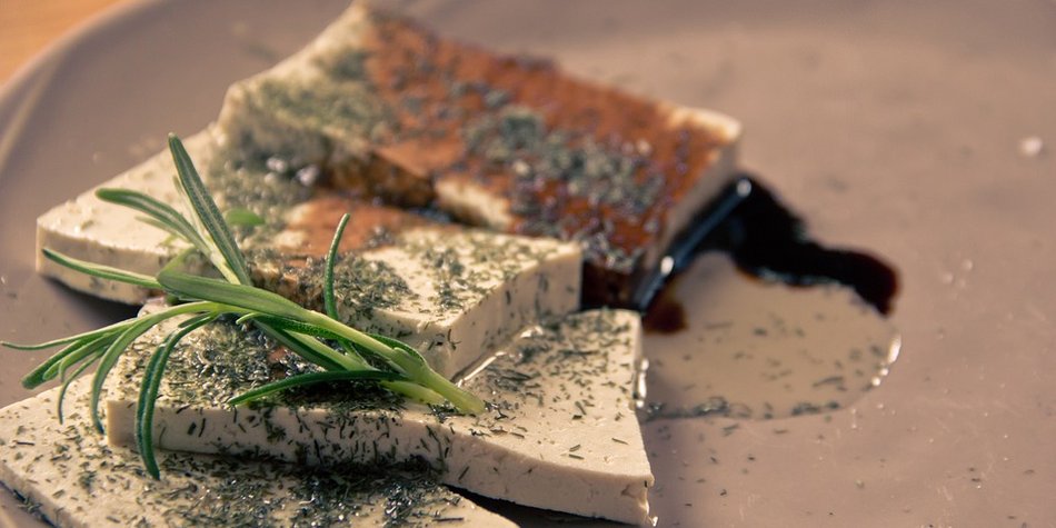 Kann ich Tofu roh essen? So schmeckt das Sojaprodukt am besten Kann ich Tofu roh essen? So schmeckt das Sojaprodukt am besten
