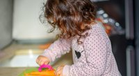 Küche nach Montessori: So helfen eure Kinder euch beim Kochen