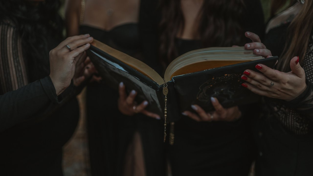 Hexen sprechen gemeinsam einen Zauberspruch.