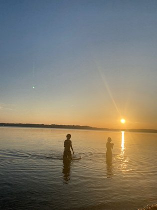 Camping Ambach: Im Sommer ist das Wasser im Starnberger See warm genug, um im Sonnenuntergang zu baden. Camping Ambach: Im Sommer ist das Wasser im Starnberger See warm genug, um im Sonnenuntergang zu baden.