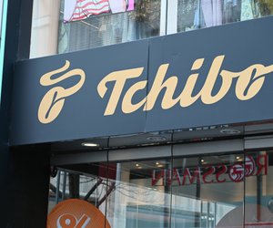 Bereit für die nächste Gartenparty: Mit dem niedlichen Besteckkorb von Tchibo