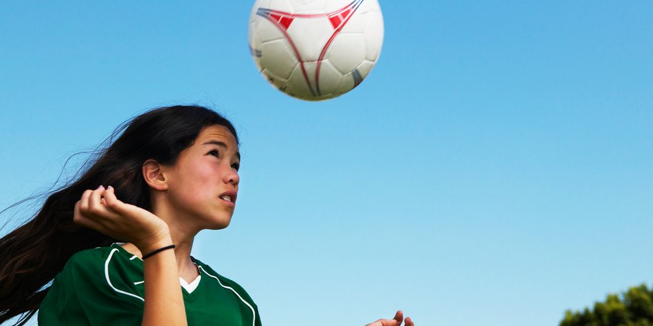 Darum verbietet England jetzt das Kopfballtraining für Kinder Darum verbietet England jetzt das Kopfballtraining für Kinder