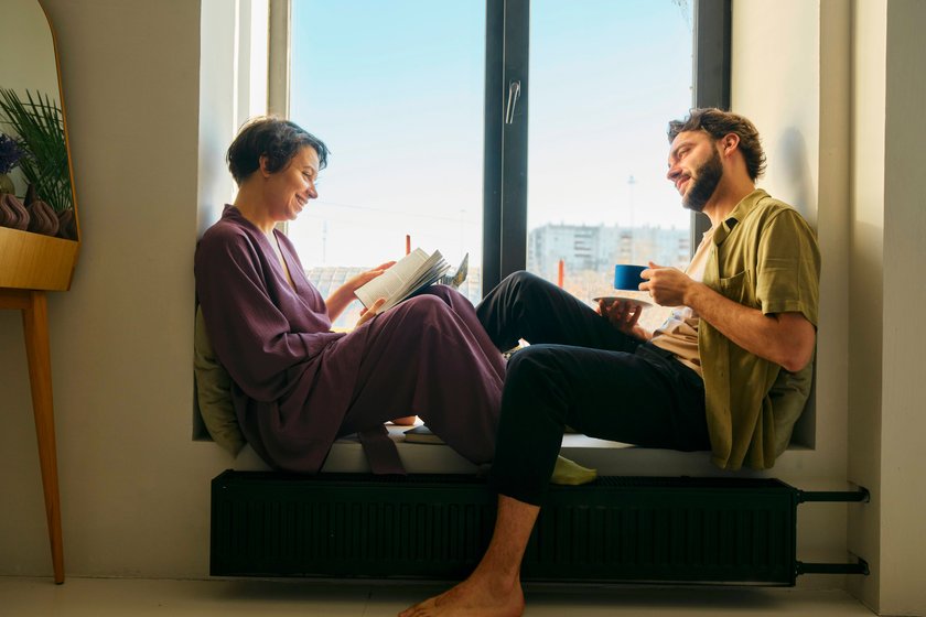 Sich gegenseitig vorzulesen, schafft Verbindung und sorgt für innere Ausgeglichenheit. Sich gegenseitig vorzulesen, schafft Verbindung und sorgt für innere Ausgeglichenheit.