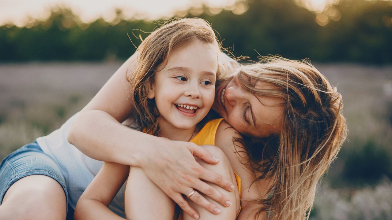 Kind respektvoll behandeln: Mama und Tochter lachen