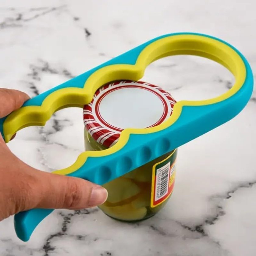 blau-gelber Flaschenöffner über einem Schraubglas blau-gelber Flaschenöffner über einem Schraubglas