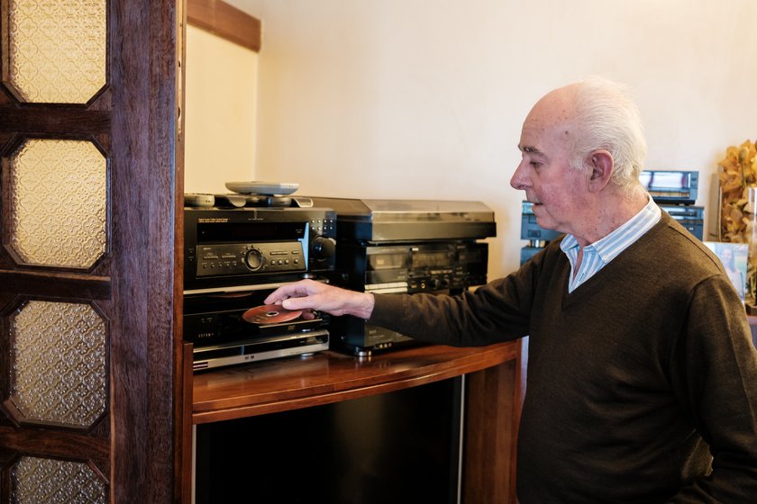 Mann schiebt CD in Stereoanlage