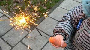 Nie mehr aua! bei Wunderkerzen – der geniale Silvester-Hack, den sogar Kinderärzte feiern