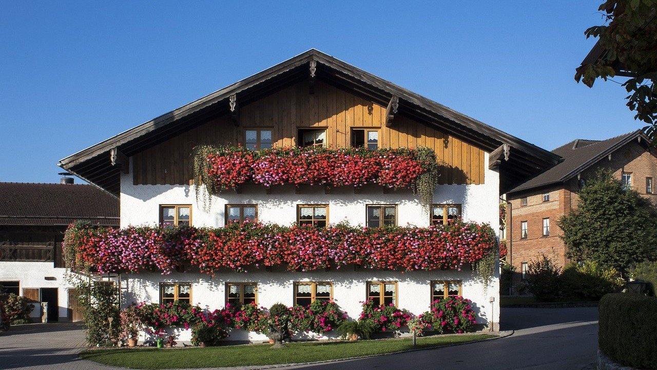 Bauernhaus mit Blumenkästen Bauernhaus mit Blumenkästen