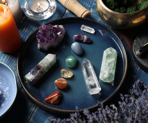 Mini‑Rituale für Zuhause: Chakra-Kerzen für eine entspannte Meditation
