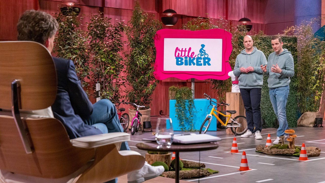 Steffen Gross (l.) und Jan Hass präsentieren den "Löwen" die Fahrradlernweste little Biker. Sie erhoffen sich ein Investment von 150.000 Euro für 25 Prozent der Firmenanteile.
+++ Die Verwendung des sendungsbezogenen Materials ist nur mit dem Hinweis und Verlinkung auf RTL+ gestattet. +++ Steffen Gross (l.) und Jan Hass präsentieren den "Löwen" die Fahrradlernweste little Biker. Sie erhoffen sich ein Investment von 150.000 Euro für 25 Prozent der Firmenanteile.
+++ Die Verwendung des sendungsbezogenen Materials ist nur mit dem Hinweis und Verlinkung auf RTL+ gestattet. +++