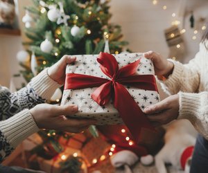Psychologie: Wer DAS beim Geschenke-Auspacken sagt, macht sich unbeliebt