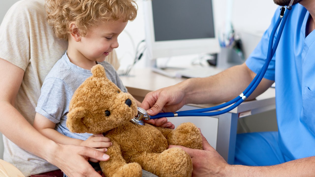 Dein Kind hat Angst vorm Arzt? Am besten ist es, spielerisch Vertrauen zu schaffen