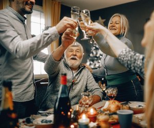 Diese 6 Boomer-Silvestertraditionen feiern auch Millennials noch begeistert