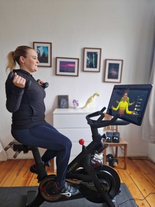 Peloton Bike im Test: Das Peloton Bike trainiert nicht nur eure Beine, sondern auch eure Arme und den ganzen Rest eures Körpers. Peloton Bike im Test: Das Peloton Bike trainiert nicht nur eure Beine, sondern auch eure Arme und den ganzen Rest eures Körpers.