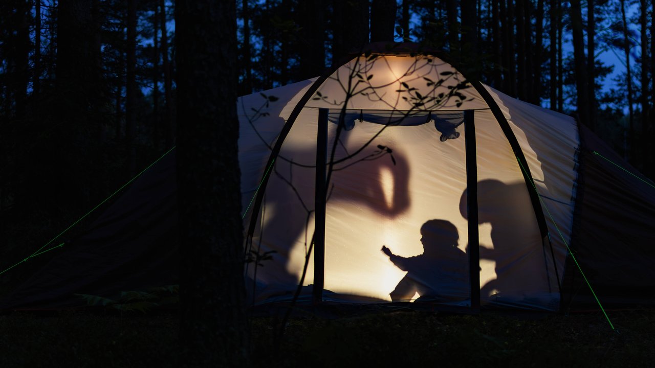 Mit dem Campinglicht von Rossmann macht das Zeltabenteuer auch nachts Spaß.
