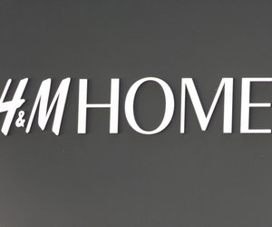 Platzsparend und stylisch: Der mehrstöckige Pflanzenständer von H&M Home für den Balkon