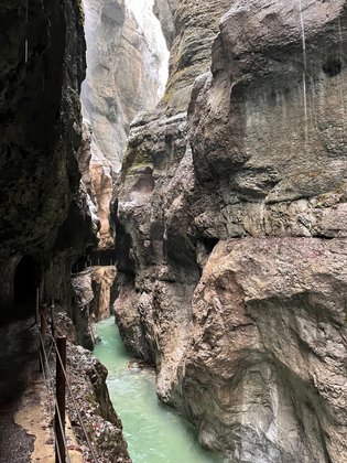 Nicht Kinderwagen-tauglich, aber eine riesige Gaudi mit älteren Kids ist ein Spaziergang durch die Partnachklamm in Garmisch-Partenkirchen. Nicht Kinderwagen-tauglich, aber eine riesige Gaudi mit älteren Kids ist ein Spaziergang durch die Partnachklamm in Garmisch-Partenkirchen.