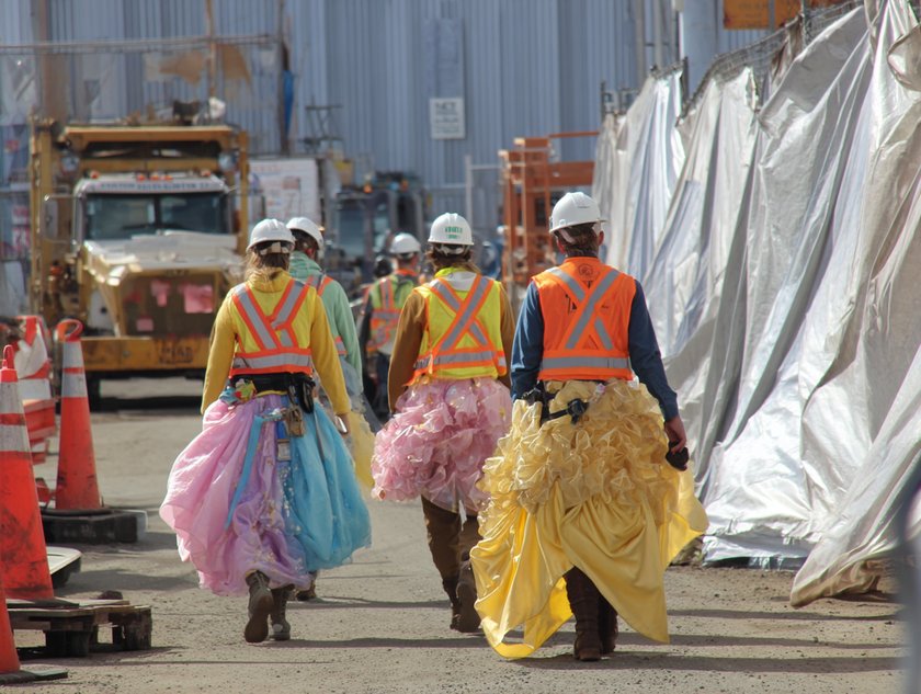 Wenn Kinder die Welt regieren würden: Bauarbeiter in Prinzessinkleider Wenn Kinder die Welt regieren würden: Bauarbeiter in Prinzessinkleider