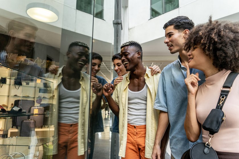 Freunde beim Einkaufen