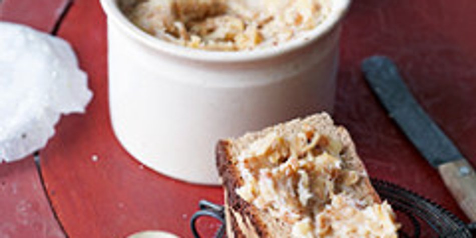 Apfelgriebenschmalz mit Kräutern und Zwiebeln Apfelgriebenschmalz mit Kräutern und Zwiebeln