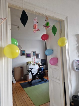 Vaiana-Geburtstag: Am Türrahmen fanden zwei Kakadus & weitere Blätter ihren Platz.