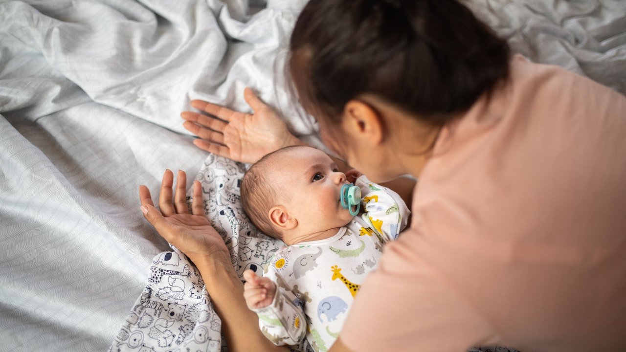 Ab wann können Babys sehen: Mama mit Neugeborenem