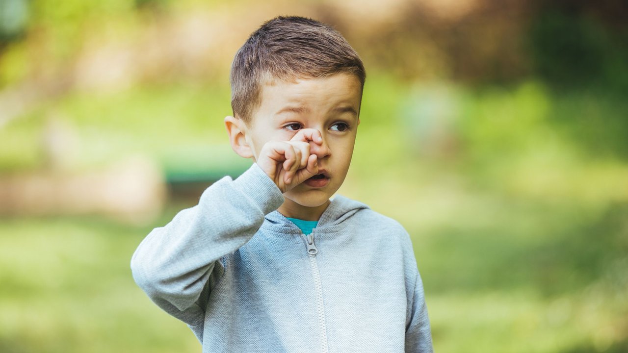 Heuschnupfen: Kinder mit Pollenallergie niesen und schniefen nicht nur, sie reiben sich auch häufig die Augen. 
