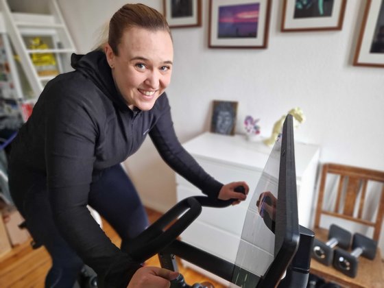 Peloton Bike im Test: Tatsächlich motiviert mich das Peloton Bike zu einem regelmäßigen Training und das macht mich echt happy! Peloton Bike im Test: Tatsächlich motiviert mich das Peloton Bike zu einem regelmäßigen Training und das macht mich echt happy!
