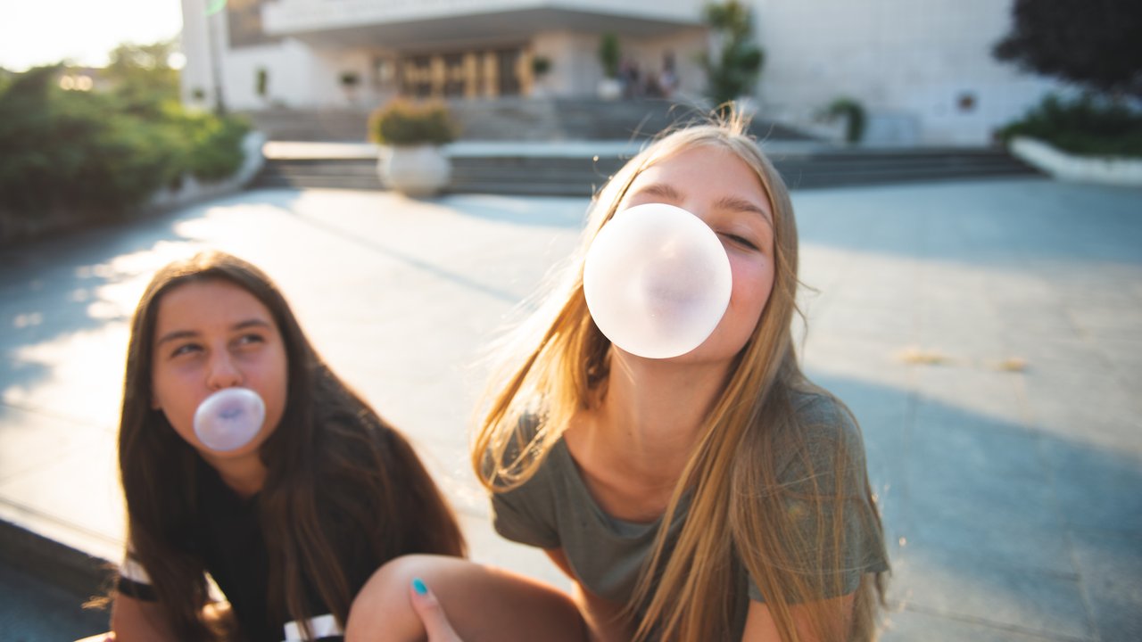 Pubertät Quiz: Mädchen machen Kaugummiblasen