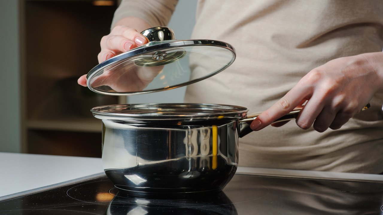 Mit diesem Gadget nehmen Topfdeckel keinen Platz mehr weg.