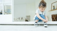 Schuhe binden lernen: Mit diesen Tricks gelingt deinem Kind die Schleife bestimmt
