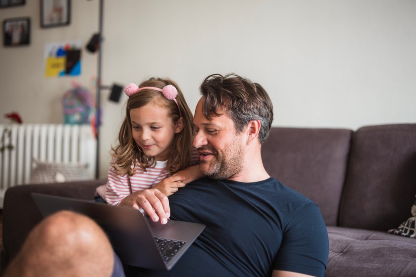 Liebesbeweise Kinder: Kind und Papa schauen auf Laptop