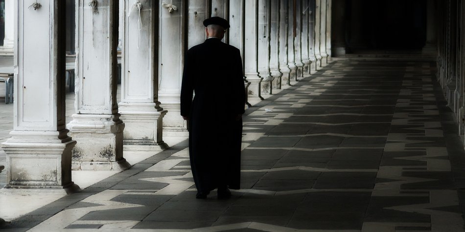 Priester verzichtet auf Beatmungsgerät um jemanden zu retten und stirbt Priester verzichtet auf Beatmungsgerät um jemanden zu retten und stirbt