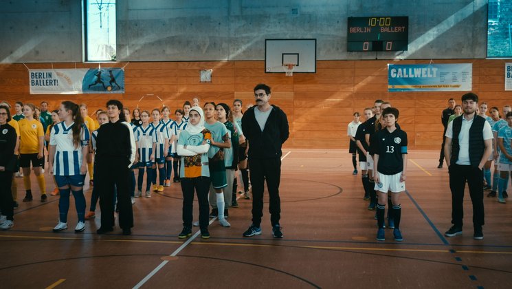 Film-Review: "Sieger sein": Monas Fußballmannschaft tritt zum Berlin weiten Turnier an. Haben sie eine Chance? Film-Review: "Sieger sein": Monas Fußballmannschaft tritt zum Berlin weiten Turnier an. Haben sie eine Chance?