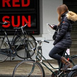 Wer beim Fahrradfahren das Handy nutzt, zahlt in dieser Stadt mehr als 100 €