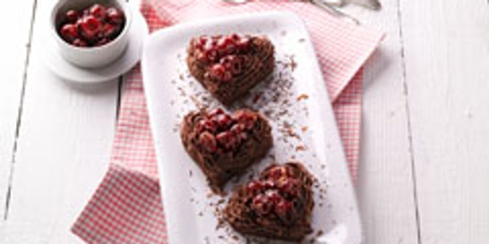 Schoko-Kirsch-Herztörtchen zum Valentinstag Schoko-Kirsch-Herztörtchen zum Valentinstag