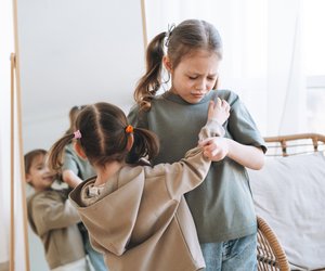 Eltern-Hack: 5 Blitz-Sätze, die Geschwisterzoff in Sekunden stoppen