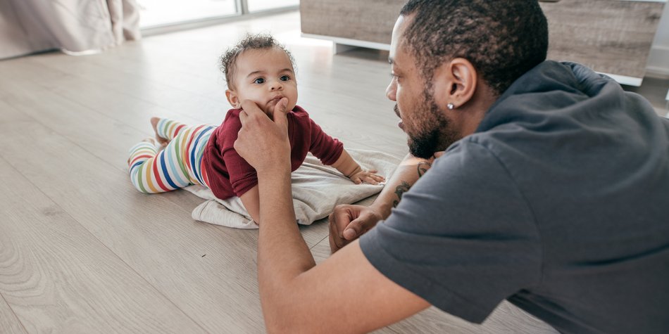 So süß: Dieses Baby macht mit seinem Papa Liegestütze So süß: Dieses Baby macht mit seinem Papa Liegestütze
