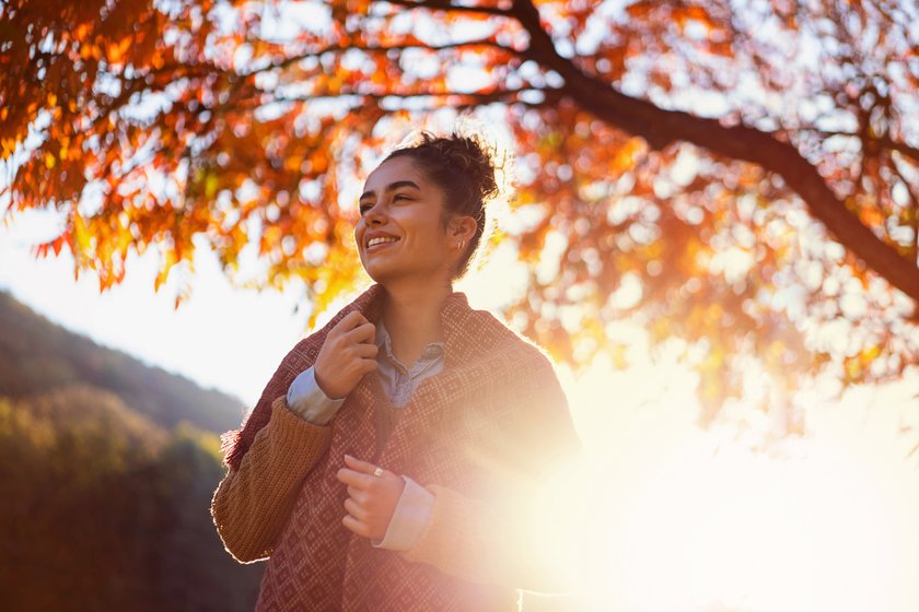 Glücklichsein Tipps: Frau glücklich in der Natur Glücklichsein Tipps: Frau glücklich in der Natur